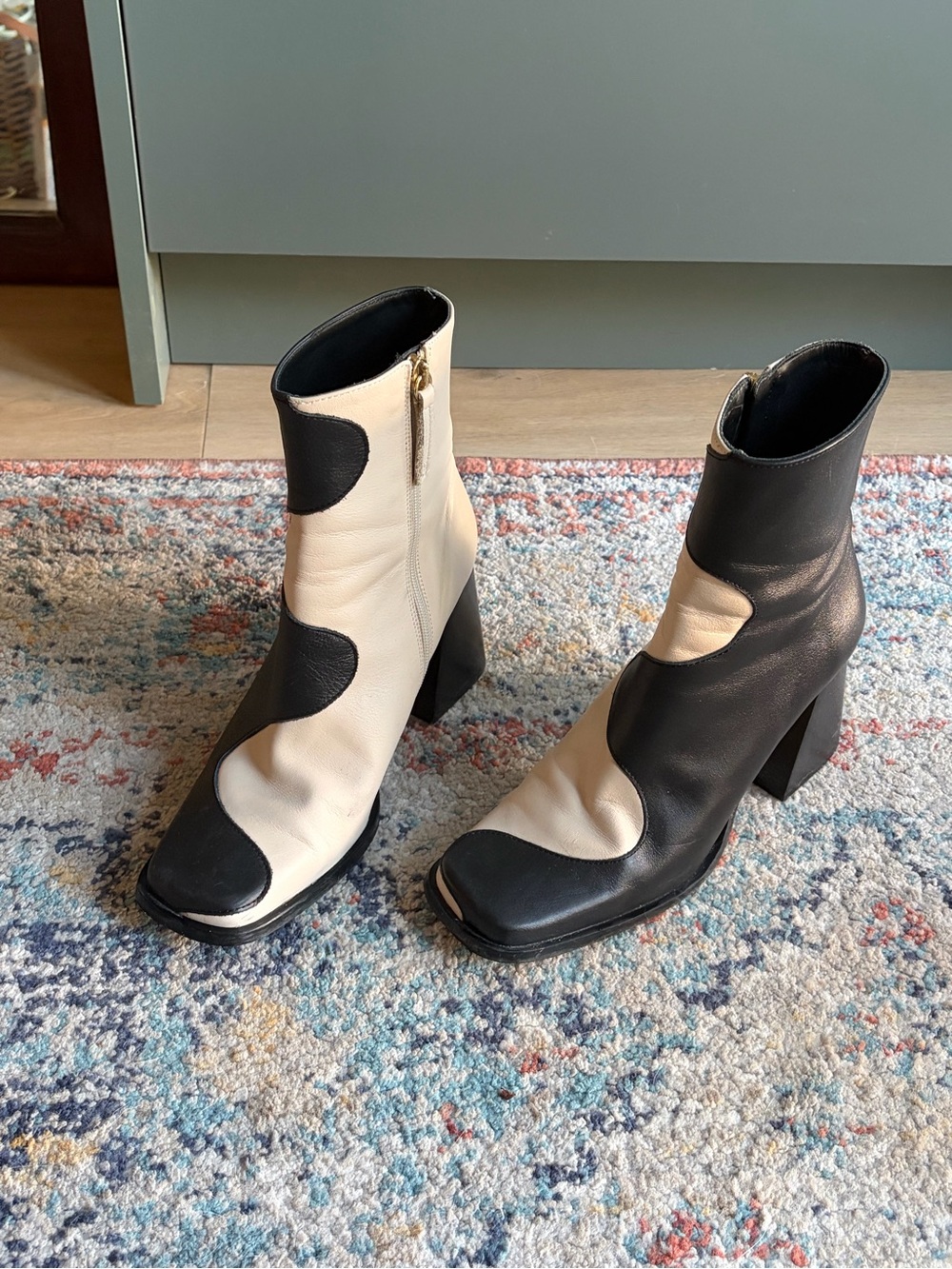 ALOHAS Two-Tone Black and White Curved Block Heel Ankle Boots